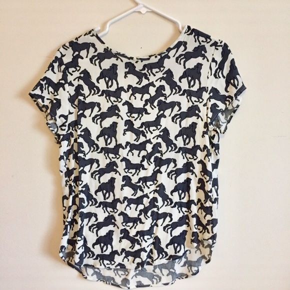 H&M Tops - 💲 H&M Cream top with horse print